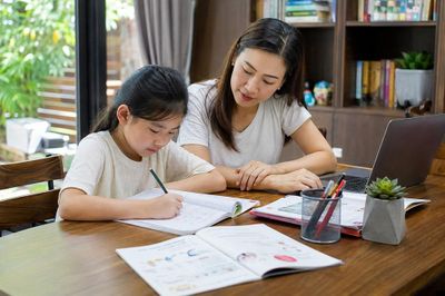 Cho con học homeschool, phụ huynh cần biết gì để trẻ không khó trở lại trường?