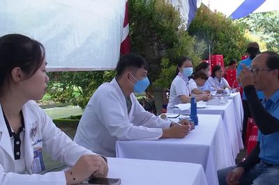 [Video] Khám mắt và cấp phát thuốc miễn phí cho người dân vùng biên