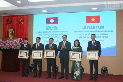 Trao Huân chương của Nhà nước Lào cho các tập thể, cá nhân tỉnh Sơn La