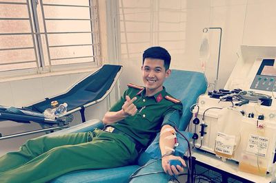 Thiếu tá Công an hiến tiểu cầu cấp cứu cho cháu bé bị ung thư máu