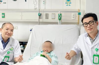 Cứu sống bé trai bị cọc sắt xuyên thấu người sau cú ngã từ trên cao