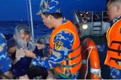 Hải đoàn 129 cứu ngư dân trôi dạt 4 ngày trên biển