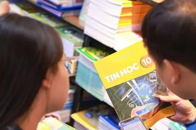 Phụ huynh 'bở hơi tai' tìm mua sách giáo khoa trước thềm năm học mới