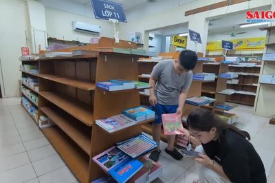 Phụ huynh 'bở hơi tai' tìm mua sách giáo khoa trước thềm năm học mới