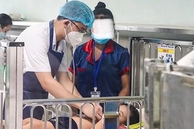 Bác sĩ cảnh báo về tự chẩn đoán và điều trị đau mắt đỏ tại nhà