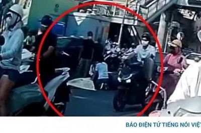 Cháu bé tử vong trong vụ va chạm xe máy và xe buýt ở trung tâm Hà Nội