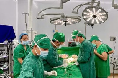 Phẫu thuật cứu sống trẻ sơ sinh bị hở thành bụng, quai ruột lộ ra ngoài