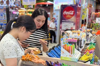 Sôi động thị trường đồ dùng học tập trước thềm năm học mới