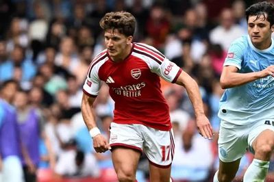 Tzolis san bằng kỷ lục của Beckham trong ngày Arsenal hạ Man City