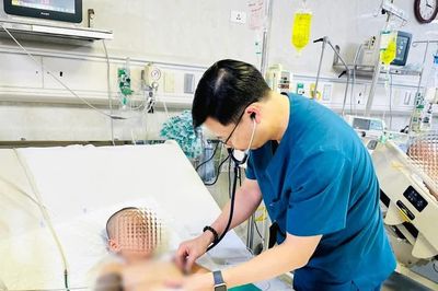 Bác sĩ chạy đua cấp cứu bé trai 6 tuổi ngã từ độ cao 10m bị cọc sắt đâm xuyên người