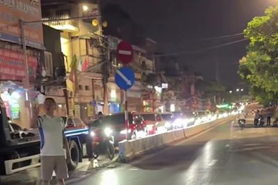Hà Nội: Đèn tín hiệu giao thông liên tục đỏ, ô tô xếp hàng dài trong đêm