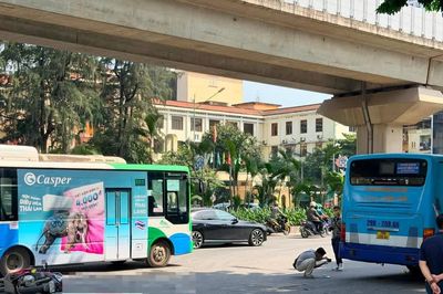 Hà Nội: Xe buýt va chạm xe máy, một cháu bé tử vong