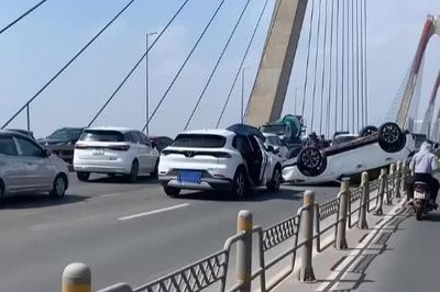 Ô tô lật ngửa sau va chạm liên hoàn trên cầu Nhật Tân