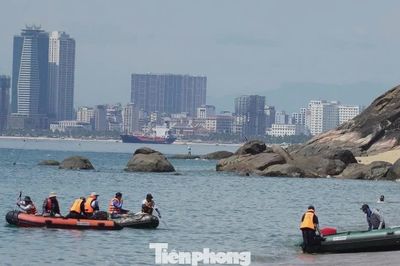 Xuồng, ca nô đổ về biển Đà Nẵng tìm hai nạn nhân bị sóng cuốn ở Mũi Nghê