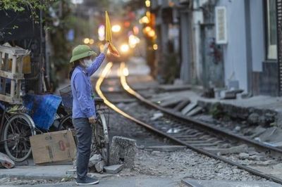 An toàn hành lang đường sắt Hà Nội: Vì sao chưa thể xử lý dứt điểm?