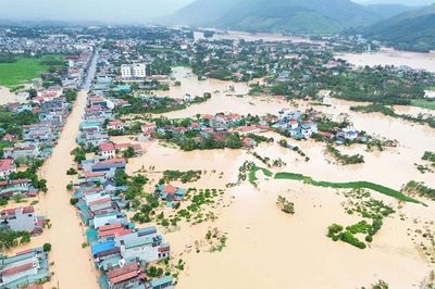 Mưa lớn kéo dài, cảnh báo lũ trên các sông ở Bắc Bộ và Bắc Trung Bộ