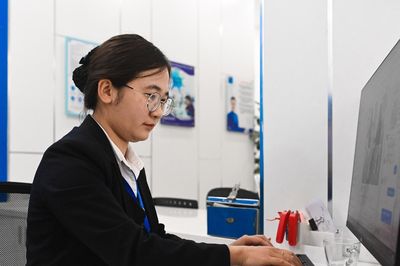 Phó chủ tịch xã chuyển sang làm chuyên viên có được bảo lưu phụ cấp chức vụ?