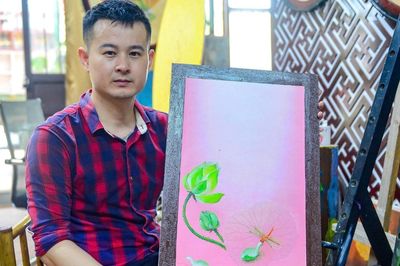 Phụ việc trong xưởng vẽ của anh rể, 9X Thanh Hóa tạo nên tranh lá sen độc bản