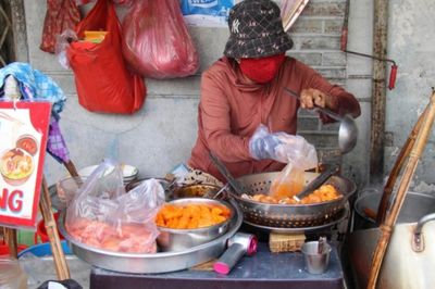 Quán bún suông gần 100 tuổi nổi tiếng ở TPHCM, bà chủ vẫn dùng đôi quang gánh cũ