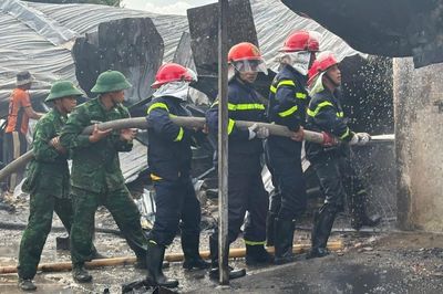 Nguyên nhân vụ cháy thiêu rụi 2 căn nhà sát nhau và 3 xe máy