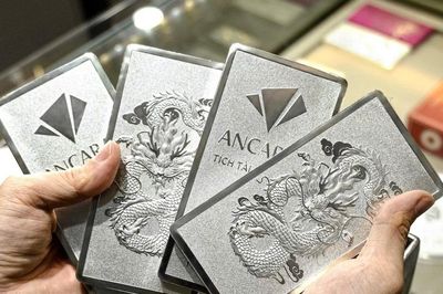 Giá bạc bứt phá, bạc thỏi lên 64 triệu đồng/kg