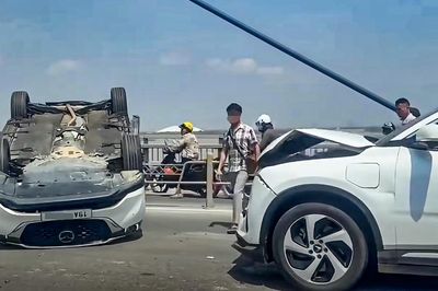 Hà Nội: Tai nạn liên hoàn trên cầu Nhật Tân, 1 ô tô lật ngửa