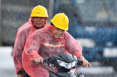 Mưa lớn trút xuống miền Bắc dồn dập, Hà Nội cũng là tâm điểm