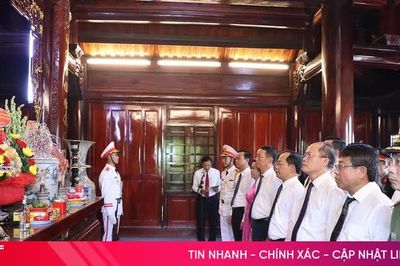Đoàn đại biểu Hà Tĩnh dâng hương tưởng niệm Chủ tịch Hồ Chí Minh nhân kỷ niệm các ngày lễ lớn