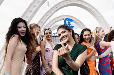 Những sắc màu năm châu Miss World giữa biển trời di sản vịnh Hạ Long