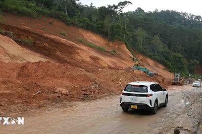 Khẩn trương khắc phục điểm sạt lở lớn trên Quốc lộ 24