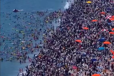 Bãi biển đông nhất thế giới có lúc đón tới 200.000 người cùng thời điểm