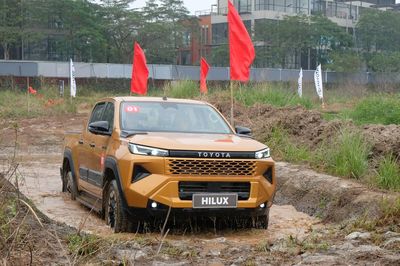 Toyota Hilux áp đảo doanh số Mitsubishi Triton