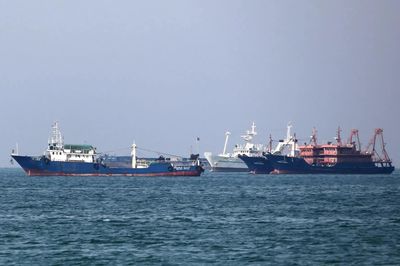 Eo biển Hormuz gần như tê liệt, nhưng dòng dầu vẫn âm thầm được duy trì