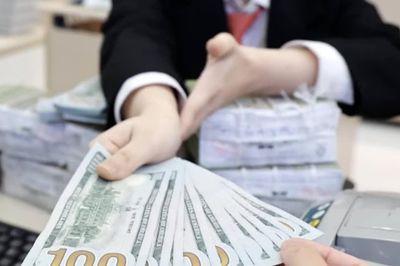 Giá USD ngân hàng tăng mạnh nhưng vẫn dưới đỉnh cuối tháng 7