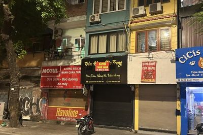 Nhiều chủ cửa hàng mặt phố đang thu hẹp mặt bằng kinh doanh