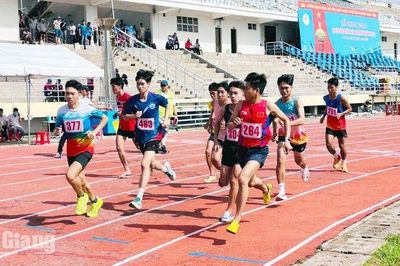 Gần 300 vận động viên tranh tài điền kinh