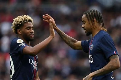 HLV Luis Enrique gạch tên Barcola và Mbaye khỏi Siêu cúp Pháp giữa tin đồn sang Liverpool