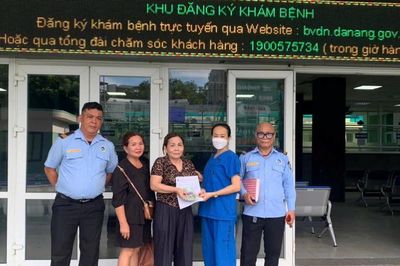 Nhân viên y tế Bệnh viện Đà Nẵng trả lại gần 25 triệu đồng cho người đánh rơi