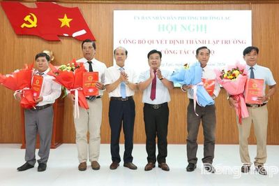 Các xã, phường công bố các Quyết định về sáp nhập cơ sở giáo dục và công tác cán bộ