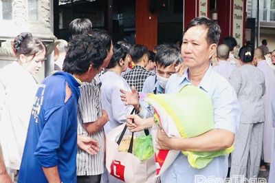 'Phiên chợ 0 đồng' chùa Hưng Thiền, trao tặng 1.000 phần quà cho người có hoàn cảnh khó khăn
