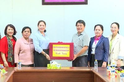 Phó Chủ tịch HĐND tỉnh Huỳnh Thúy Vân thăm doanh nghiệp đầu tư tại Attapeu