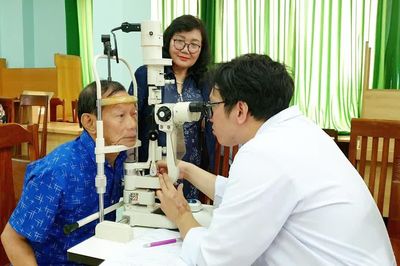 Khám sàng lọc miễn phí các bệnh về mắt cho người cao tuổi và người dân khó khăn