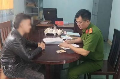 Xử lý nam thanh niên đi xe máy không đội mũ bảo hiểm còn quay clip đăng TikTok
