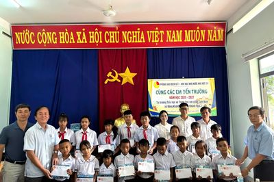 Tặng 100 suất quà cho học sinh xã Đông Khánh Sơn
