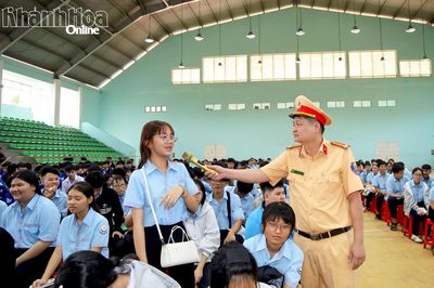 Tuyên truyền pháp luật cho gần 500 học sinh Trường Cao đẳng Kỹ thuật Công nghệ Nha Trang