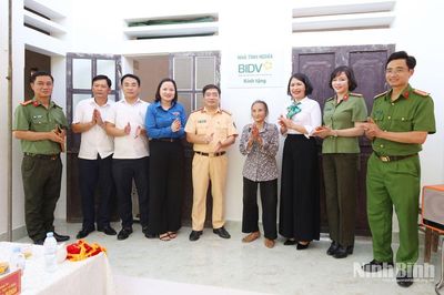 Khánh thành, trao tặng nhà tình nghĩa cho gia đình có hoàn cảnh khó khăn trên địa bàn phường Hà Nam