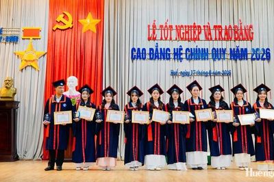 370 sinh viên cao đẳng Trường Đại học Y - Dược, Đại học Huế nhận bằng tốt nghiệp