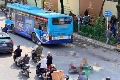 Hà Nội: Xe máy va chạm xe buýt trên đường Nguyễn Trãi, cháu bé tử vong