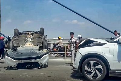 Hà Nội: Bốn ô tô tông liên hoàn trên cầu Nhật Tân, một người bị thương