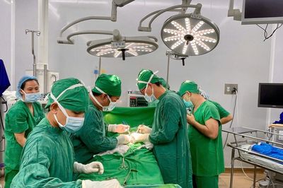 Giành sự sống cho trẻ sơ sinh hở thành bụng, ruột không có da và cơ bảo vệ